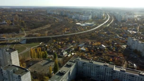 Tournage à partir d'un drone le long de la route avec un panorama de Kharkiv. — Video