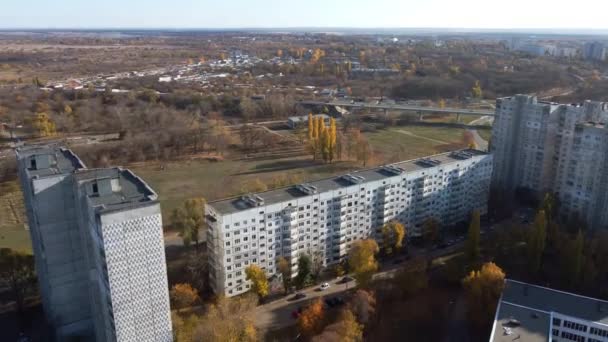 Vue par drone d'un quartier résidentiel à la périphérie de Kharkiv. — Video