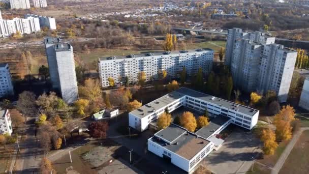 Vue sur drone. École des années 80 dans un quartier résidentiel de Kharkiv. — Video