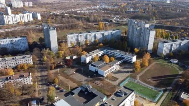 Vue depuis un drone à la périphérie du quartier résidentiel de Kharkov. — Video