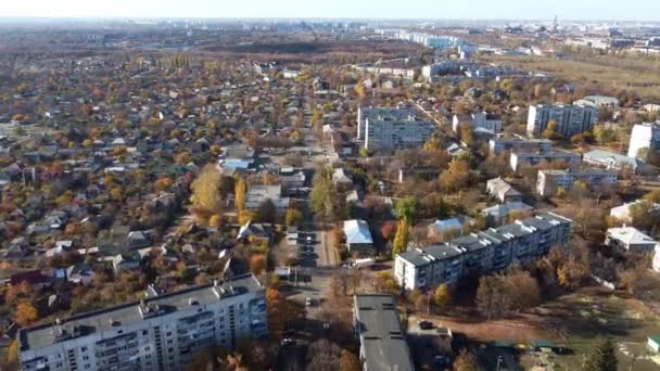 Vue panoramique sur drone d'un bâtiment d'un étage à Kharkiv. — Video