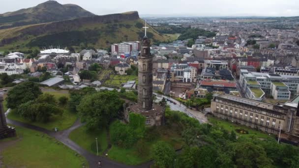 Vue par drone du monument Nelson près du monument national d'Écosse. — Video
