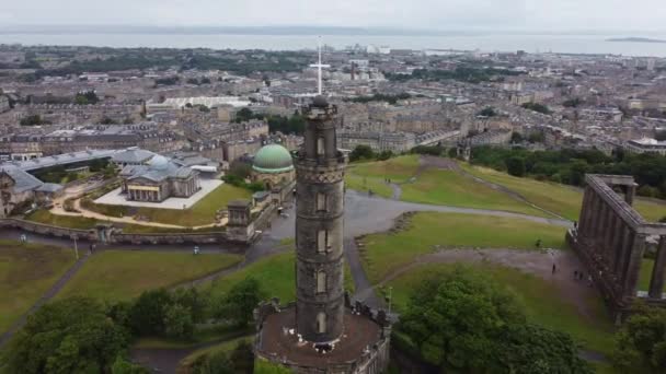 Vue par drone du monument Nelson avec les rues d'Édimbourg en arrière-plan. — Video
