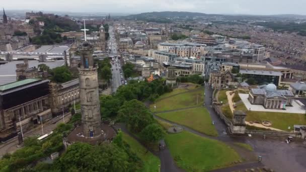 Дрон вокруг памятника Нельсону с панорамой Эдинбурга утром. — стоковое видео