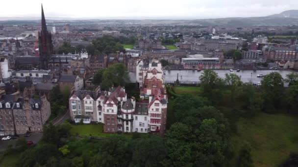 Drone utsikt över gatorna i Edinburgh nära Holyrood Park tidigt på morgonen. — Stockvideo