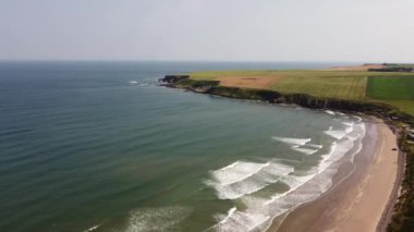 Kuzey Denizi 'ndeki bir pelerinin drone görüntüsü. İskoçya, yaz.