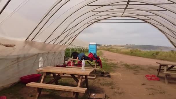 Miejsce spoczynku truskawkowych robotników rolnych w terenie. — Wideo stockowe