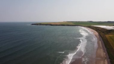 İHA görüntüsü. Doğu İskoçya 'nın yeşil kıyılarında Soğuk Kuzey Denizi.