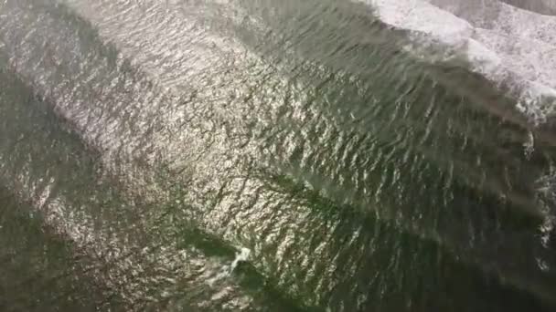 Vista para drones 4K. As ondas rugindo do Mar do Norte ao largo da costa leste da Escócia — Vídeo de Stock