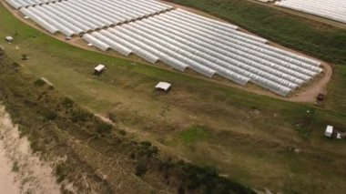 İskoçya 'daki sera böğürtlen çiftliklerinin insansız hava aracı görüntüsü.