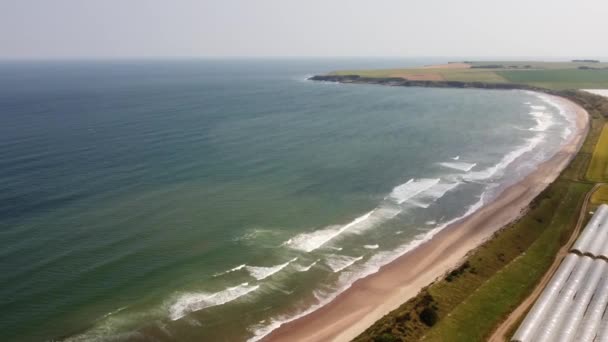 A vista drone das estufas suavemente transições para o Mar do Norte. — Vídeo de Stock