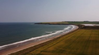 Kuzey Denizi 'ndeki bir pelerinin drone görüntüsü. Dalgalar sarp kıyıya çarpıyor..