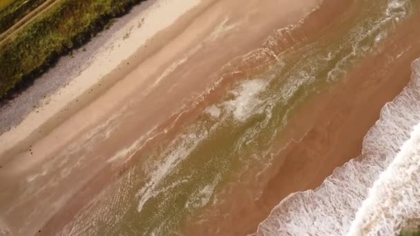 Vue sur drone 4K. Côte de mer avec prairies verdoyantes et une ferme de baies. — Video