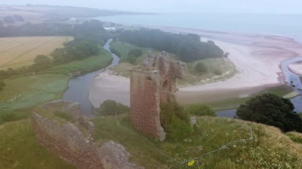 Drone volant autour des ruines d'un vieux château sur la côte de la mer du Nord. — Video