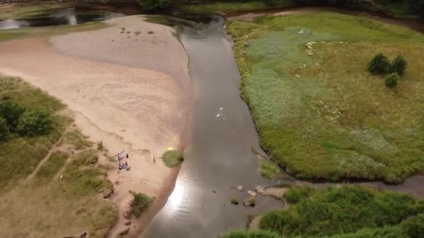 Краєвид на мальовничу річку у Східній Шотландії.. — стокове відео