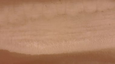 İHA görüntüsü 4K. Kumsalın üst manzarası.