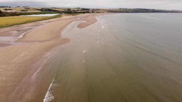 Pohled na písečný břeh během odlivu v Severním moři. — Stock video