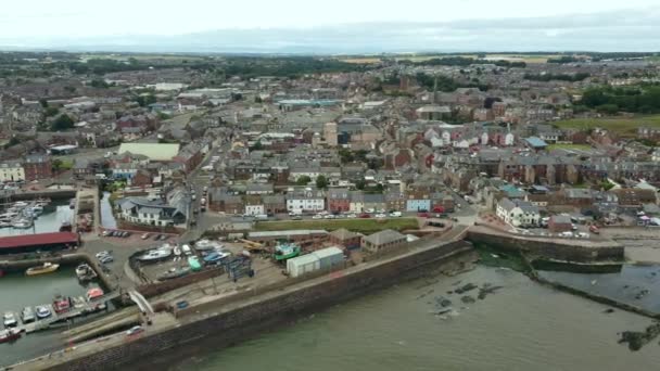 Drone vista del muelle del mar y las antiguas calles de una ciudad escocesa. — Vídeo de stock