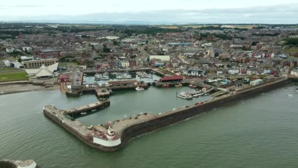 İHA görüntüsü 4K. Küçük bir liman ve İskoçya 'nın Arbroath kasabası manzarası. — Stok video