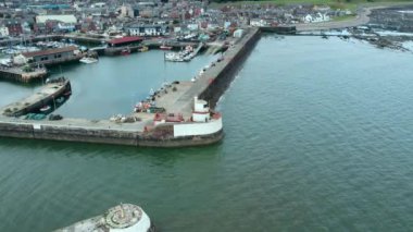Arbroath, İskoçya 'da denizden küçük bir limana bak. Arka planda şehir.