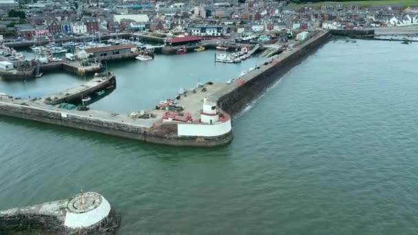 Drohnenblick auf die Hafeneinfahrt mit dem Parken von Booten. — Stockvideo