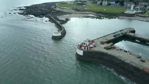 Blick von der Drohne auf den Hafen in Arbroath. — Stockvideo