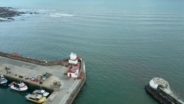 Blick von der Drohne nahtlos vom Meer in die Stadt. — Stockvideo