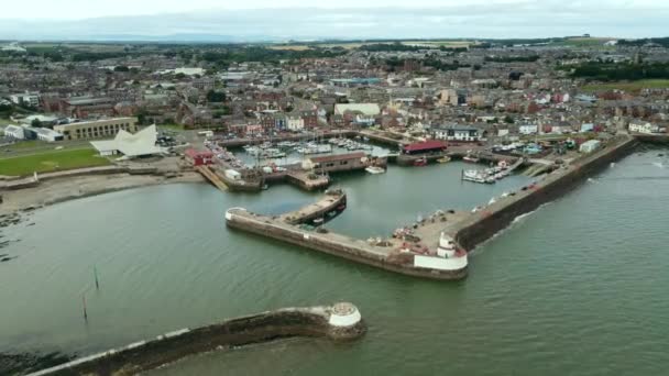 Πανοραμική άποψη drone μιας πόλης λιμάνι της Σκωτίας. — Αρχείο Βίντεο