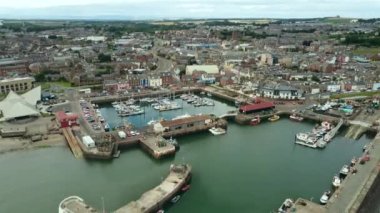 İskoçya, Arbroath limanındaki bir tekne iskelesinin Dron görüntüsü.