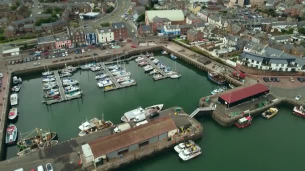 Drone vista del muelle del barco en el puerto de Arbroath y vista de la ciudad. — Vídeo de stock