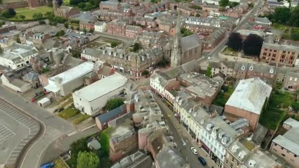 Una vista del dron de los distritos centrales de una pequeña ciudad escocesa. — Vídeo de stock
