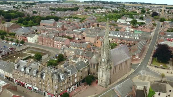 Drone widok na historyczne centrum małego miasteczka Arbroath. — Wideo stockowe