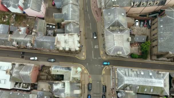 Вид на дрон 4К. Жилые районы небольшого городка в Шотландии. — стоковое видео