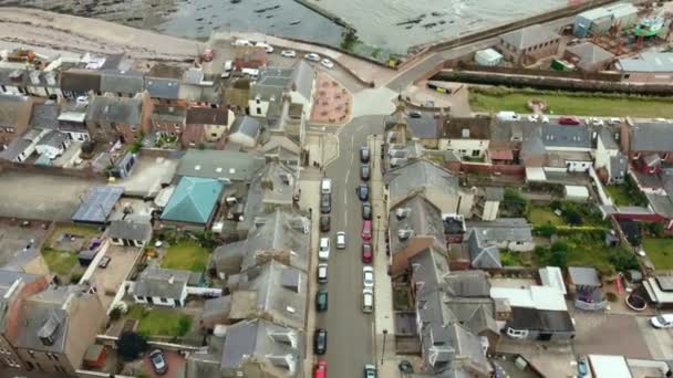 Drone vista de la parte costera de la ciudad. Transición de las casas al mar. — Vídeo de stock
