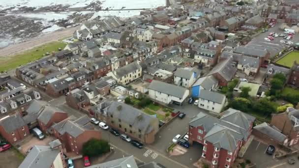 Drone vista de una hermosa zona residencial junto al mar. — Vídeo de stock