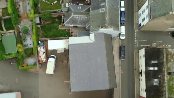 Drone zicht op de stedelijke landschappen van het kustgebied van Arbroath. — Stockvideo