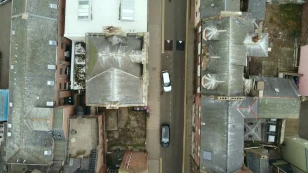 Imágenes de drones de las estrechas calles de la antigua ciudad escocesa de Arbroath. — Vídeo de stock