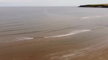 İHA görüntüsü 4K. Doğu İskoçya 'daki Kuzey Denizi kıyılarının panoramik görüntüleri.