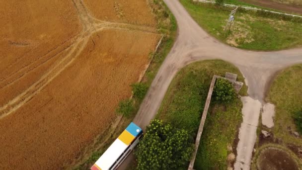 Vista del drone. Un autobus a due piani tra serre e campi. — Video Stock