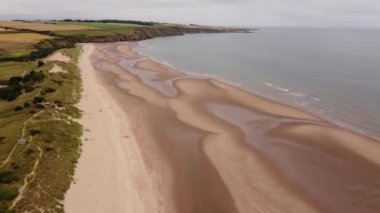 Kumsalın drone görüntüsü ve denizdeki kumullar.