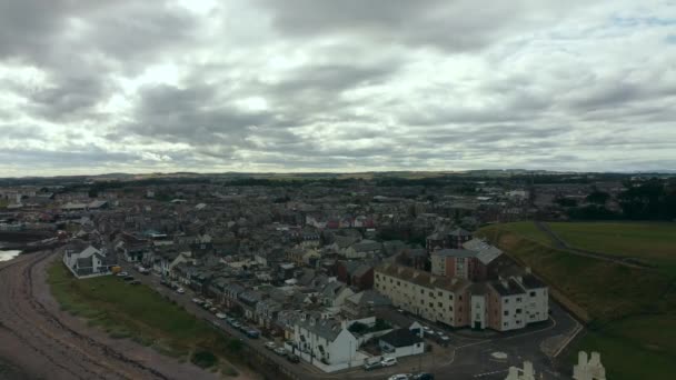Запись дрона. Общий вид старого города Арброт в Восточной Шотландии. — стоковое видео