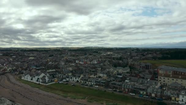 Drone utsikt över gatorna i Arbroath, Skottland. — Stockvideo