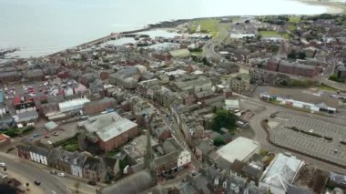 Kuzey Denizi kıyısındaki bir Arbroat 'un insansız hava aracı görüntüsü.
