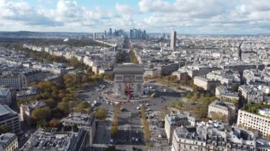 Paris şehir merkezinin drone görüntüsü. Arc de Triomphe çerçevenin merkezinde.