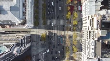 Paris 'in merkezindeki kalabalık çok şeritli caddenin üst manzarası.