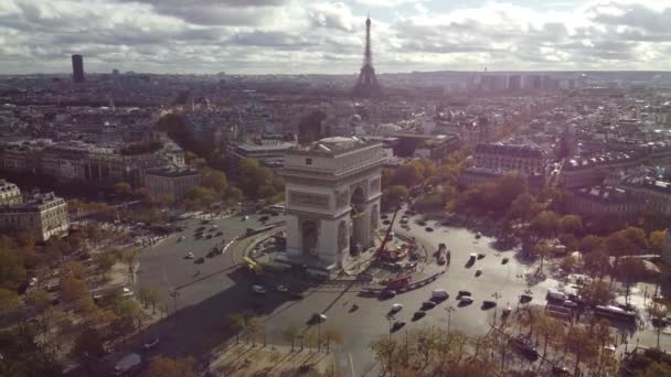 Drone view of the famous Arc de Triomphe in Paris. — стоковое видео