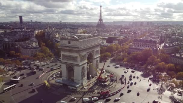 Drone widok na Łuk Triumfalny w Paryżu i Elf Tower w tle. — Wideo stockowe