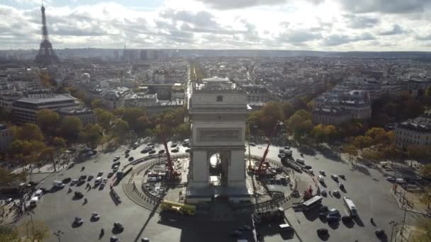 Drone survolant l'Arc de Triomphe à Paris. — Video