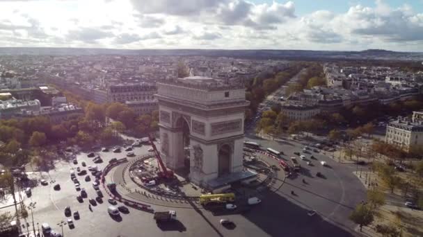 Drone widok na Łuk Triumfalny z budynków w centrum Paryża. — Wideo stockowe