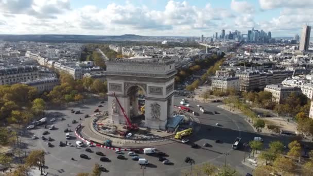 Drone widok na Łuk Triumfalny i ulice Paryża w tle. — Wideo stockowe